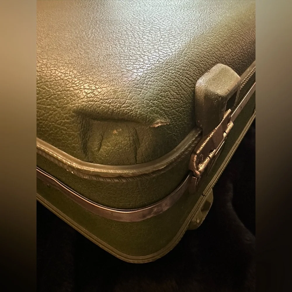 Vintage AMERICAN TOURISTER Hard-Shell Suitcase in Olive Green